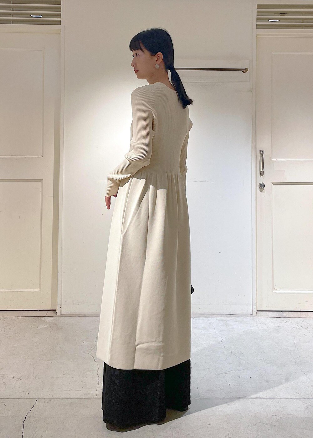 ブラック系のショルダーバッグ、ブラック系のブーツ、ブラック系のその他パンツを着用したレディースの冬コーディネートの3枚目の写真