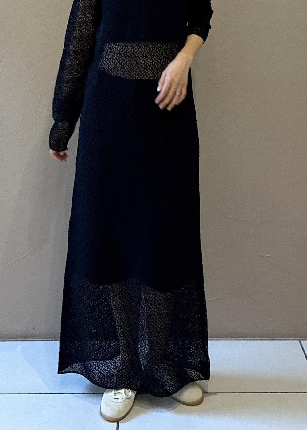 ブラック系のトートバッグ、ブラック系のワンピース、ホワイト系のスニーカーを着用したレディースの秋コーディネートの9枚目の写真