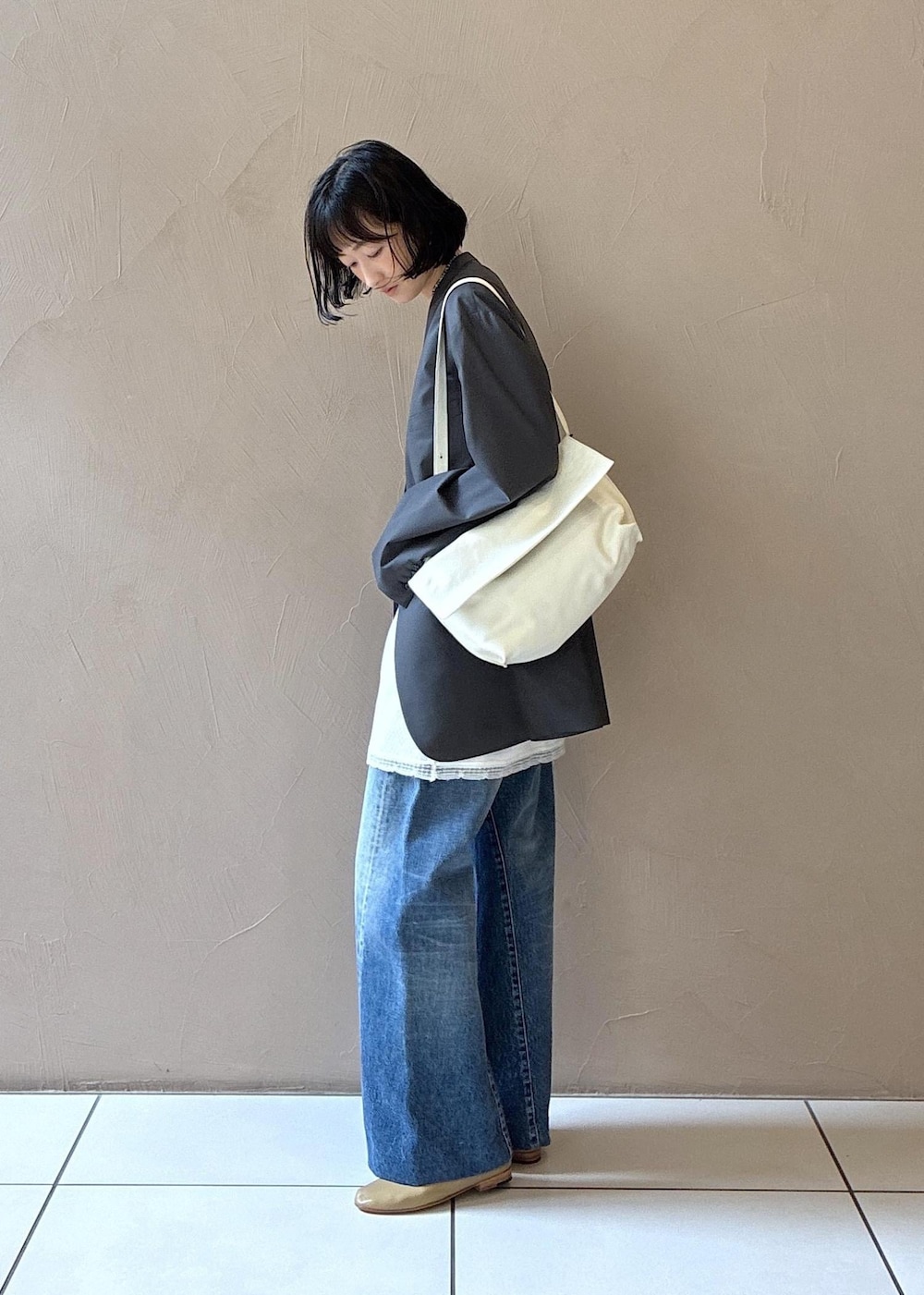 ホワイト系のその他パンツ、ホワイト系のTシャツ/カットソー、ベージュ系のパンプスを着用したレディースの春コーディネートの2枚目の写真