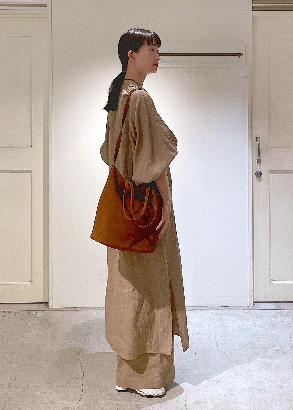 ホワイト系のチューブトップ、ベージュ系のその他パンツ、ベージュ系のワンピースを着用したレディースの春コーディネートの4枚目の写真