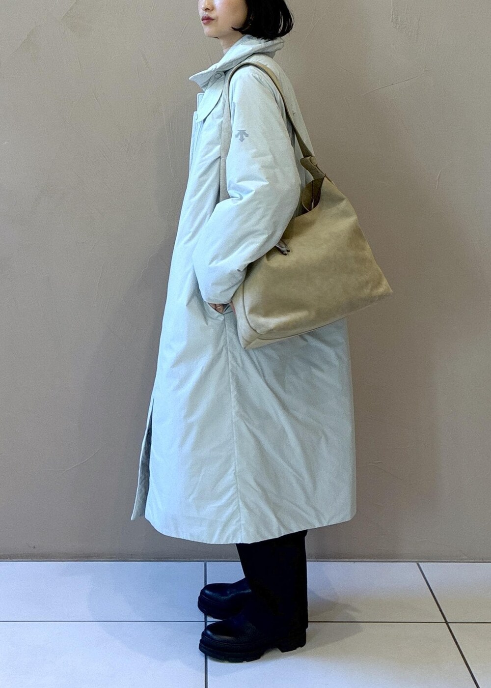 ブラック系のブーツ、ベージュ系のショルダーバッグ、グレー系のカーディガン/ボレロを着用したレディースの秋コーディネートの5枚目の写真