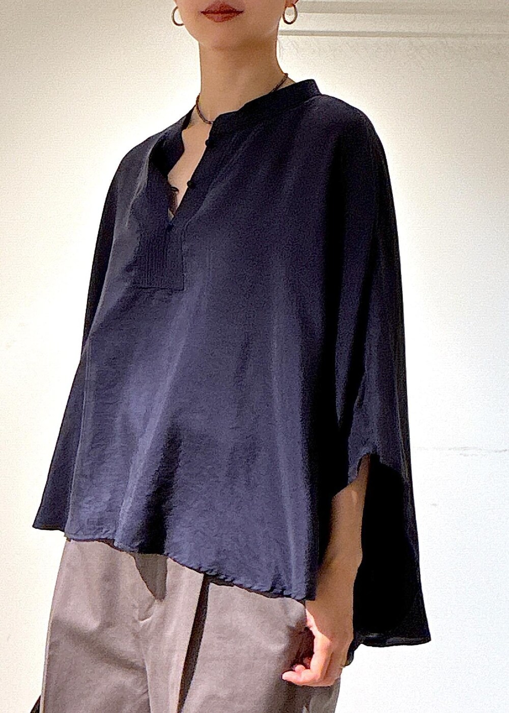 ブラック系のサンダル、ブラウン系のトートバッグ、グレー系のその他パンツを着用したレディースの夏コーディネートの4枚目の写真