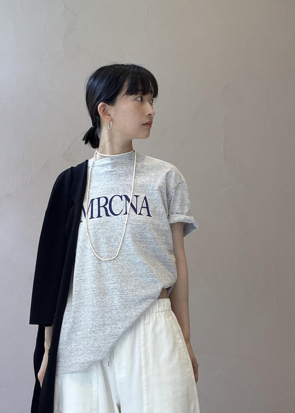 グレー系のTシャツ/カットソー、シルバー系のサンダル、ブラック系のテーラードジャケットを着用したレディースの夏コーディネートの6枚目の写真