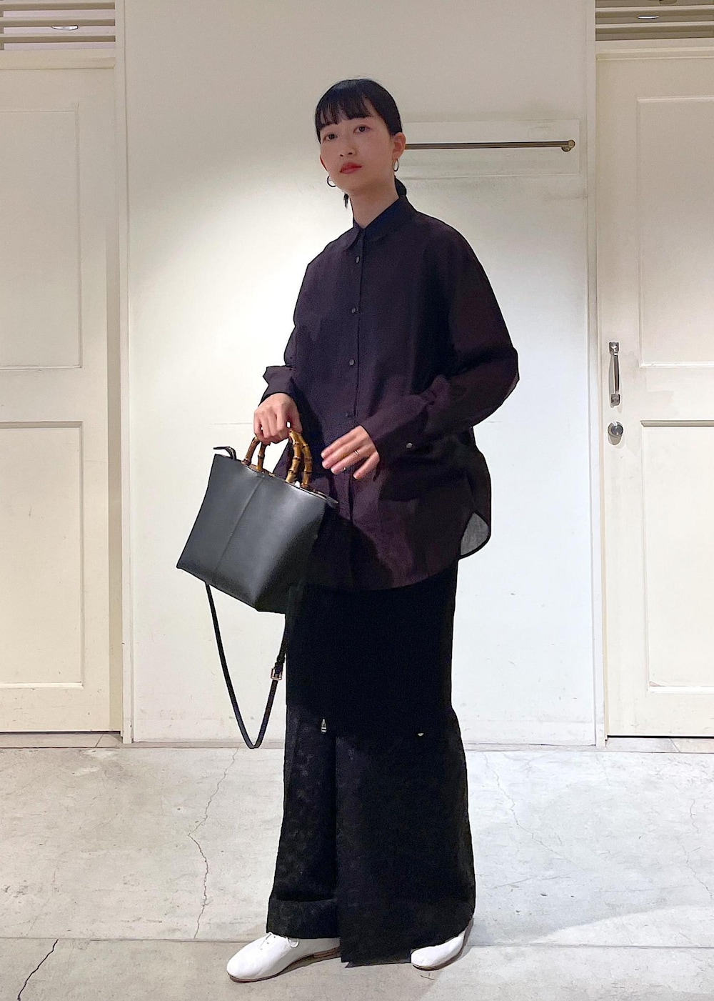 ブラウン系のシャツ/ブラウス、ブラック系のベスト、ブラック系のその他パンツを着用したレディースの冬コーディネートの6枚目の写真