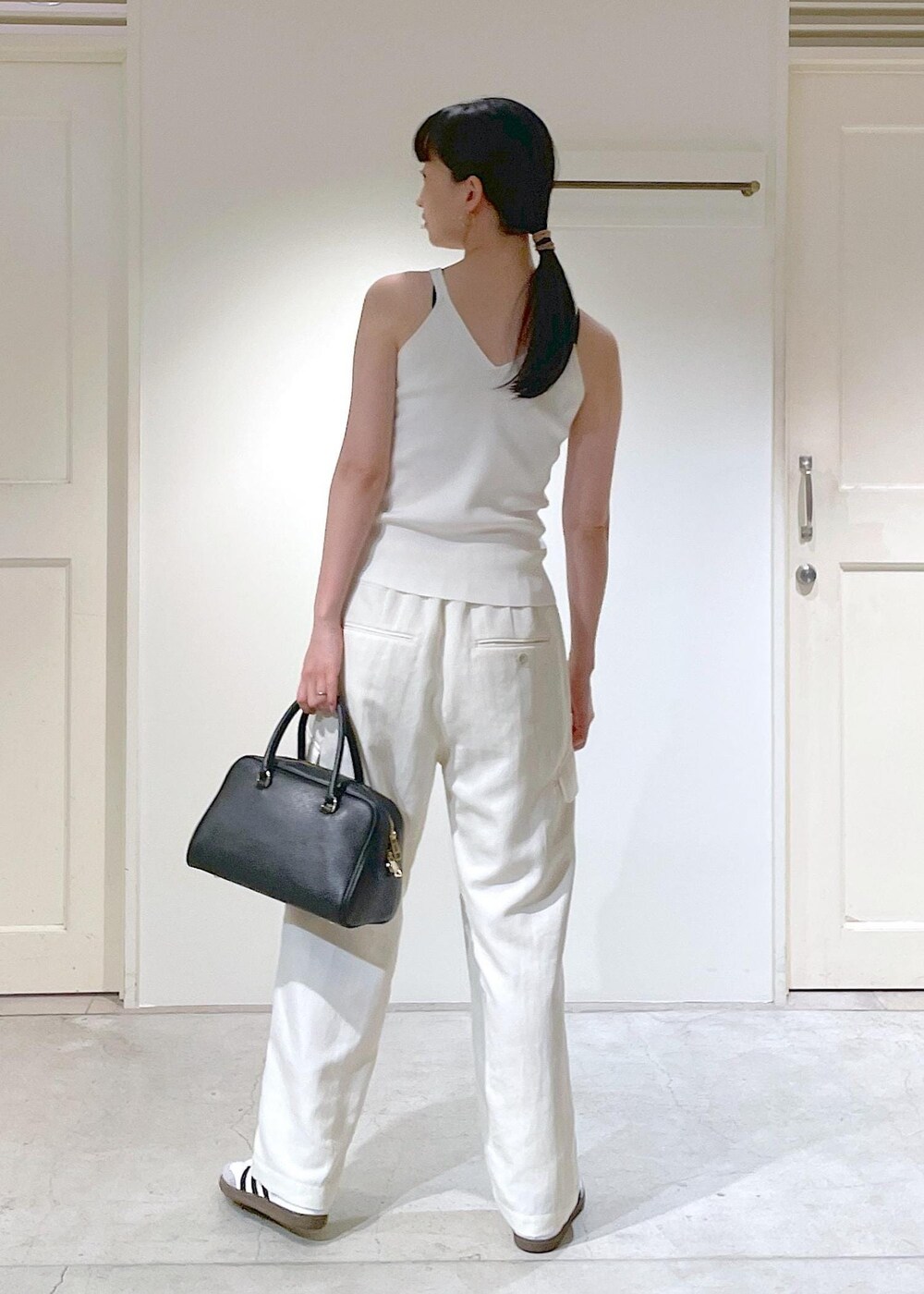ホワイト系のキャミソール、ホワイト系のカーディガン/ボレロ、ホワイト系のカーゴパンツを着用したレディースの夏コーディネートの8枚目の写真