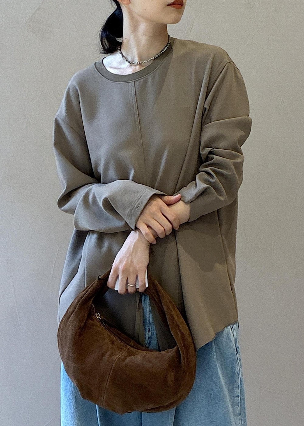 ブラウン系のハンドバッグ、ベージュ系のシャツ/ブラウス、ブラック系のその他シューズを着用したレディースの秋コーディネートの8枚目の写真