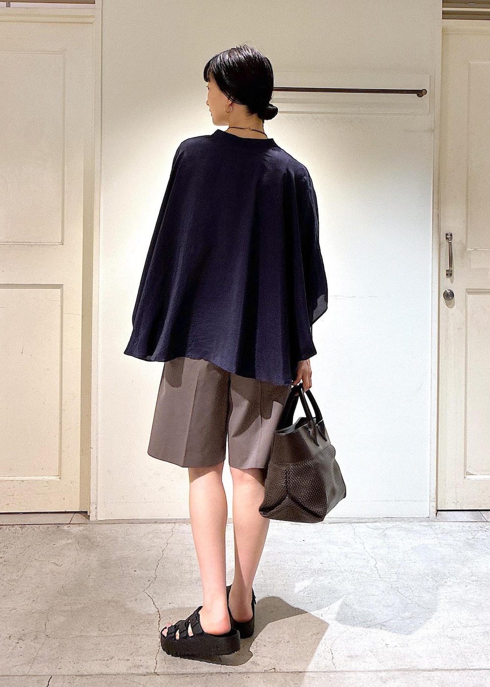 ブラック系のサンダル、ブラウン系のトートバッグ、グレー系のその他パンツを着用したレディースの夏コーディネートの3枚目の写真