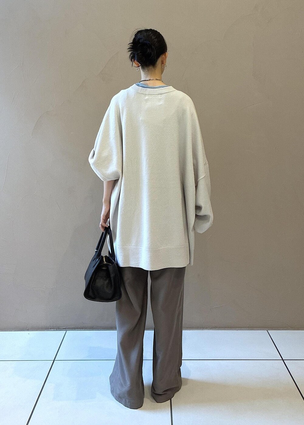 ブラウン系のその他パンツ、ブラック系のショルダーバッグ、ブラック系のその他シューズを着用したレディースの秋コーディネートの4枚目の写真
