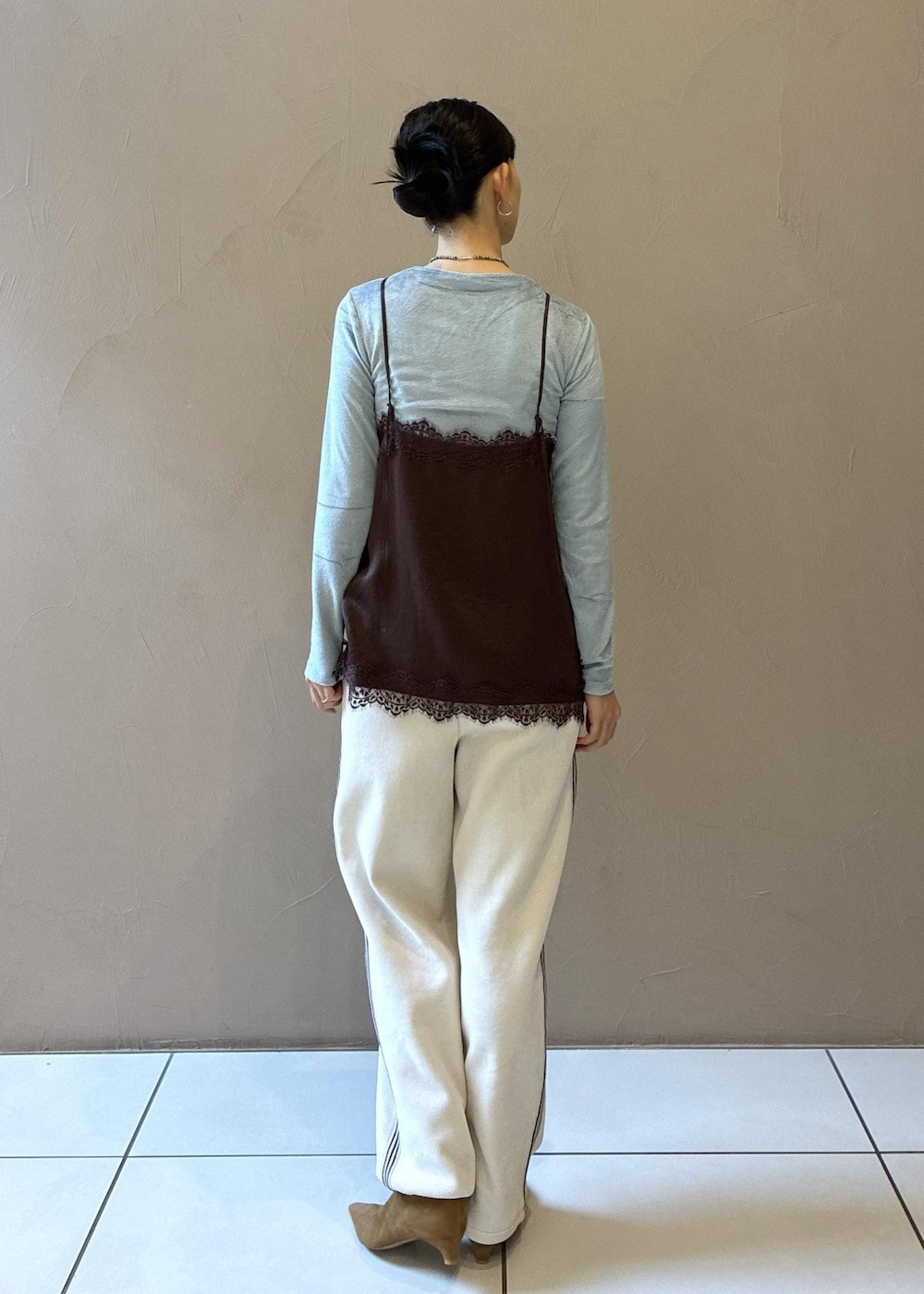 ホワイト系のその他パンツ、ブラウン系のキャミソール、ブラウン系のハンドバッグを着用したレディースの秋コーディネートの8枚目の写真