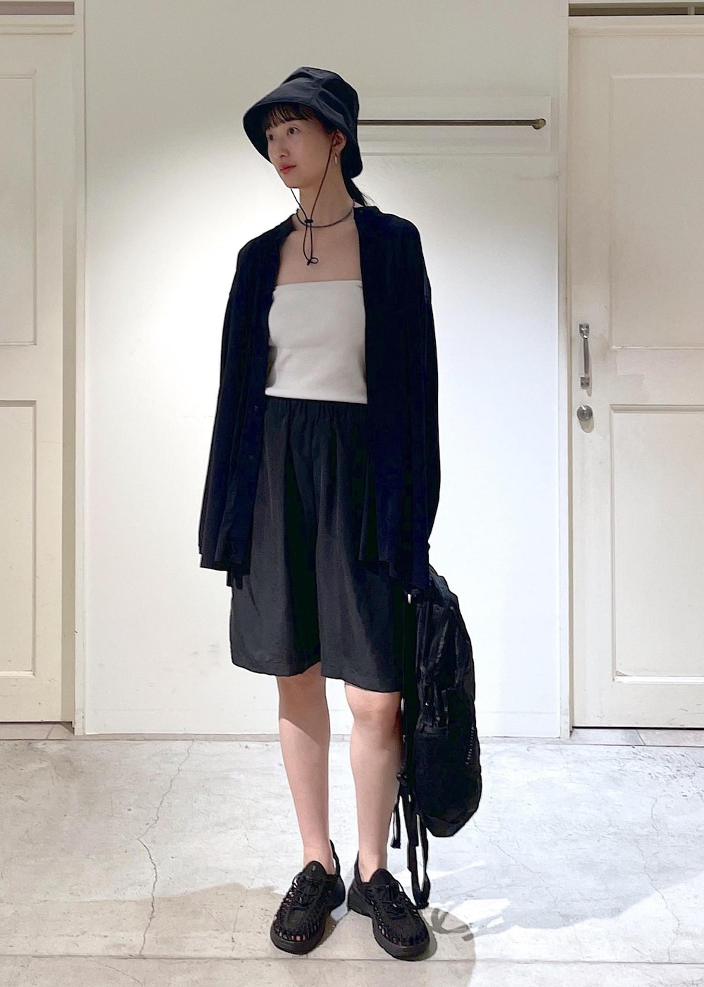 ホワイト系のチューブトップ、ブラック系のその他パンツ、ブラック系のサンダルを着用したレディースの春コーディネートの2枚目の写真