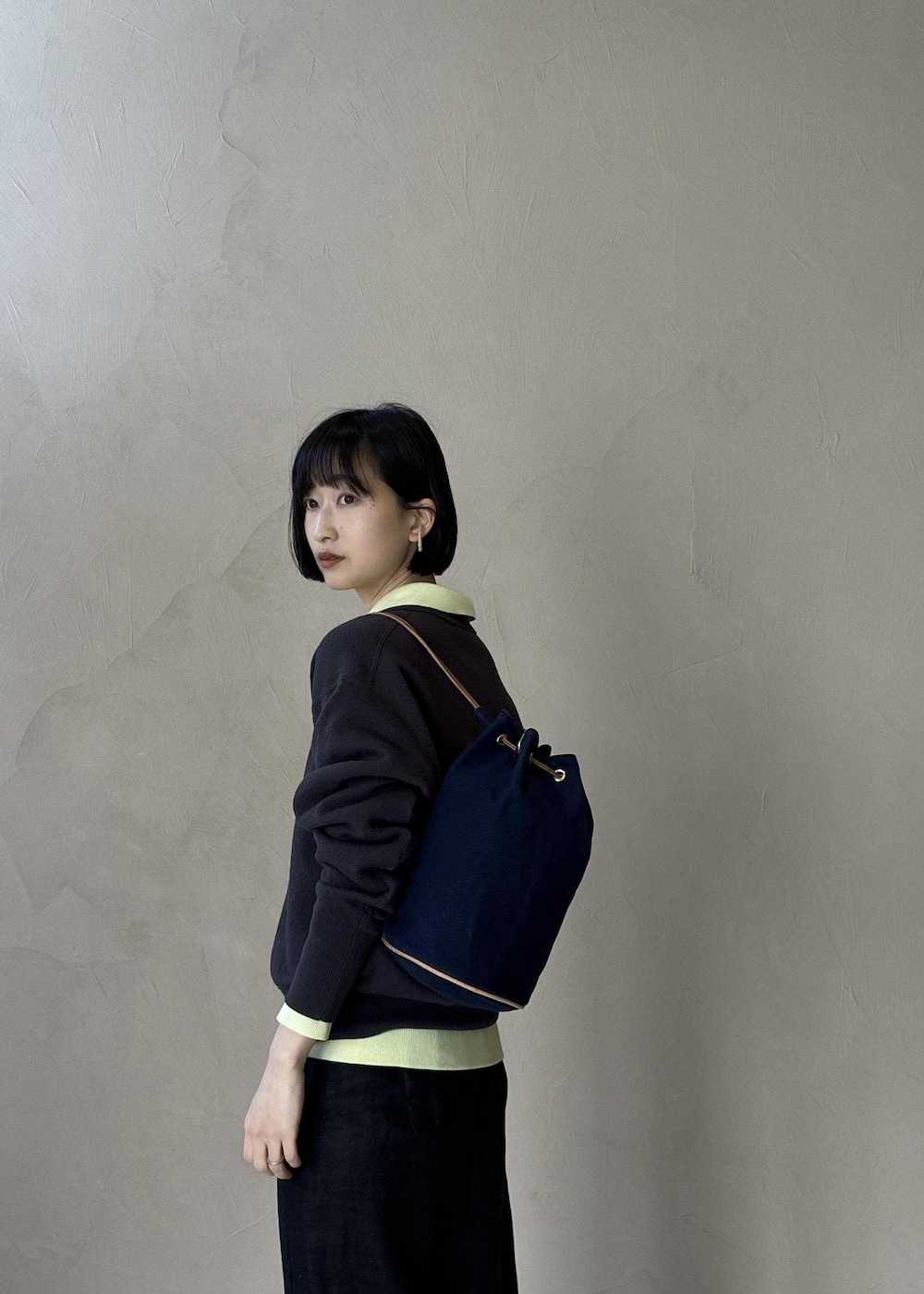 イエロー系のその他シューズ、グレー系のスウェット、グリーン系のスウェットを着用したレディースの冬コーディネートの8枚目の写真