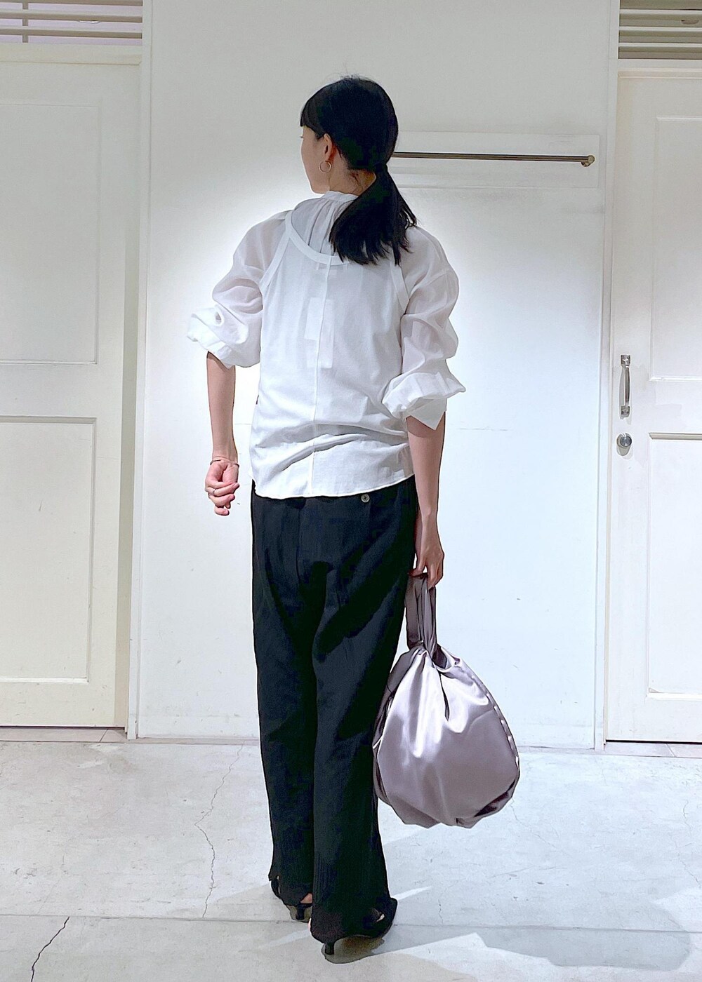 ホワイト系のシャツ/ブラウス、ブラック系のその他パンツ、ホワイト系のTシャツ/カットソーを着用したレディースの冬コーディネートの3枚目の写真