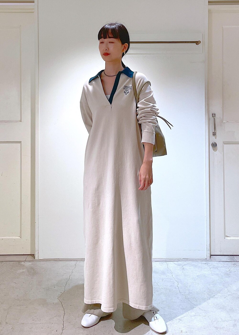 ホワイト系のその他シューズ、ベージュ系のスラックス、ホワイト系のチューブトップを着用したレディースの冬コーディネートの5枚目の写真