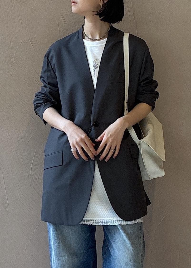 ホワイト系のその他パンツ、ホワイト系のTシャツ/カットソー、ベージュ系のパンプスを着用したレディースの春コーディネートの5枚目の写真