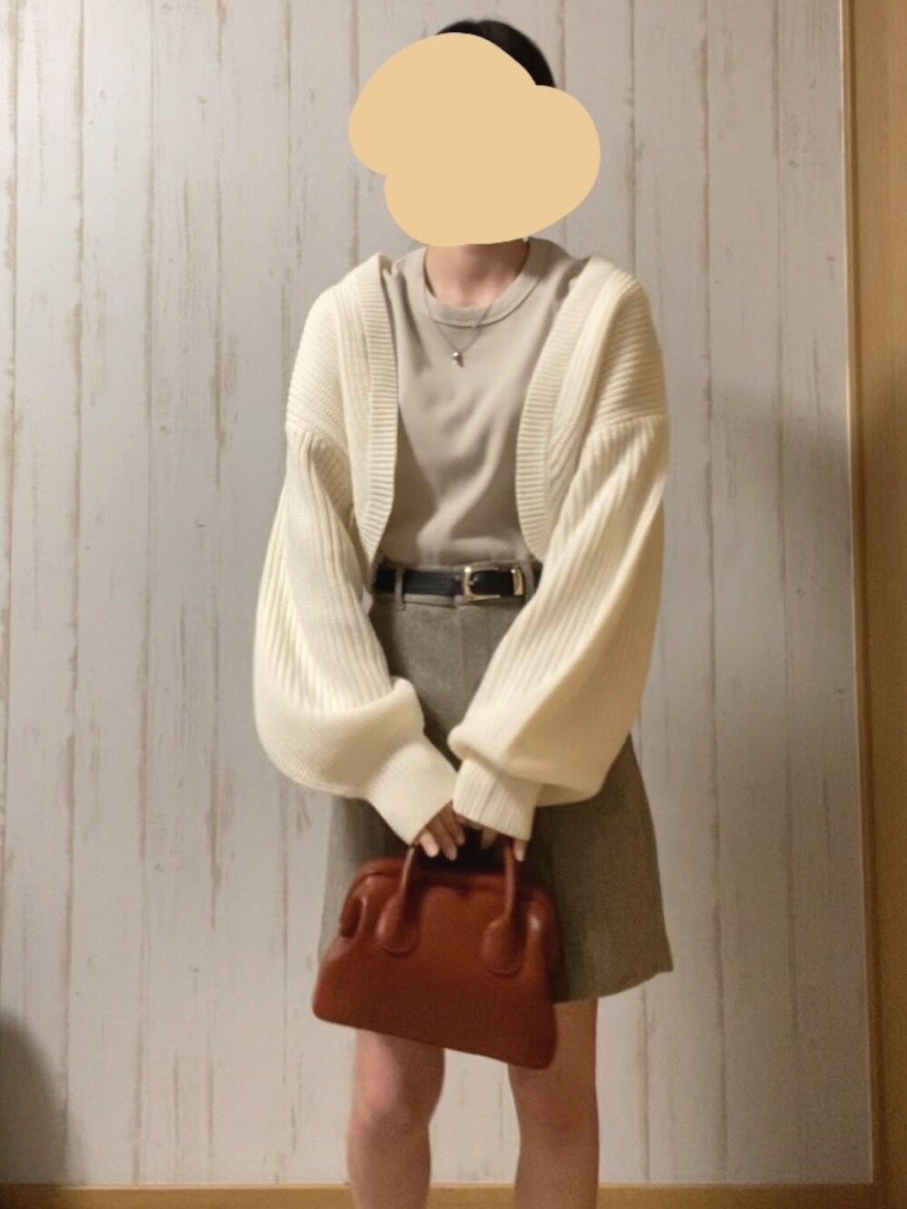 ベージュ系のニット/セーター、ホワイト系のカーディガン/ボレロ、ブラウン系のショルダーバッグを着用したレディースの春コーディネートの3枚目の写真