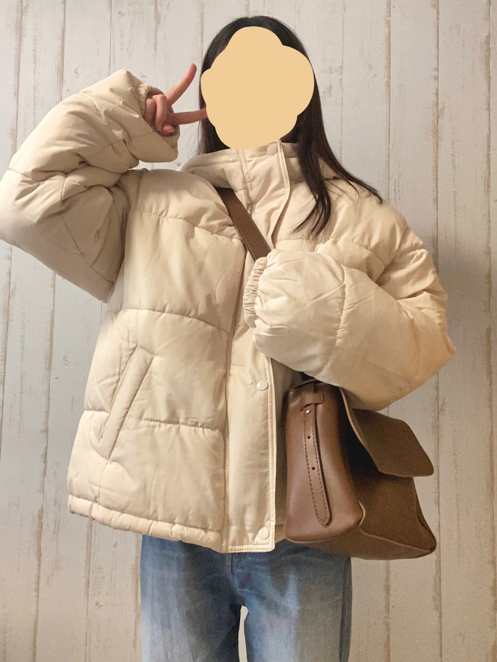 ホワイト系のダウンジャケット/コート、ブラウン系のショルダーバッグ、ホワイト系のストール/ショールを着用したレディースの冬コーディネートの3枚目の写真