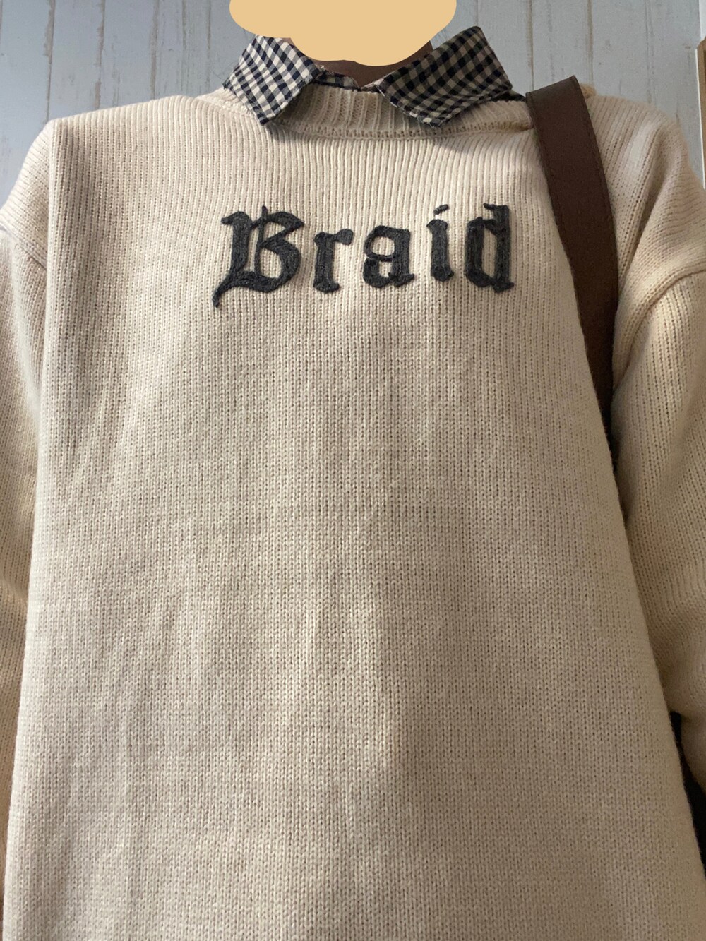 ホワイト系のニット/セーター、その他のシャツ/ブラウス、ブラウン系のショルダーバッグを着用したレディースの冬コーディネートの2枚目の写真