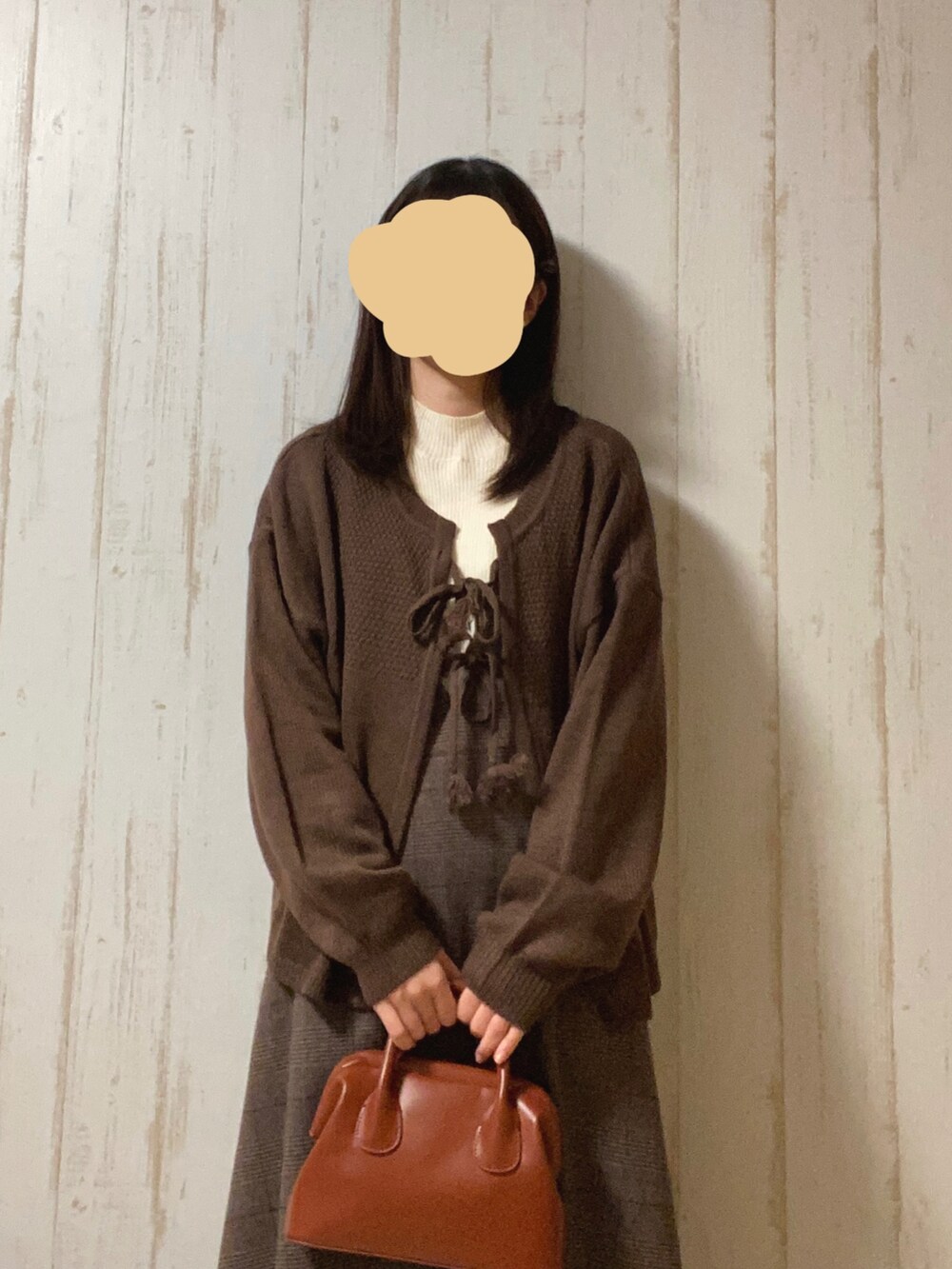 ブラウン系のカーディガン/ボレロ、ブラウン系のジャンパースカート、その他のトップスを着用したレディースの冬コーディネートの5枚目の写真