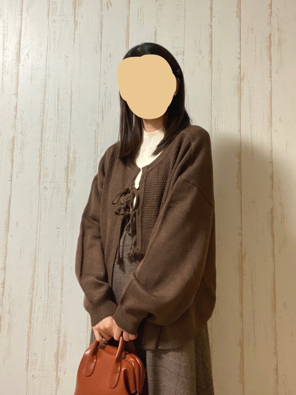 ブラウン系のカーディガン/ボレロ、ブラウン系のジャンパースカート、その他のトップスを着用したレディースの冬コーディネートの3枚目の写真