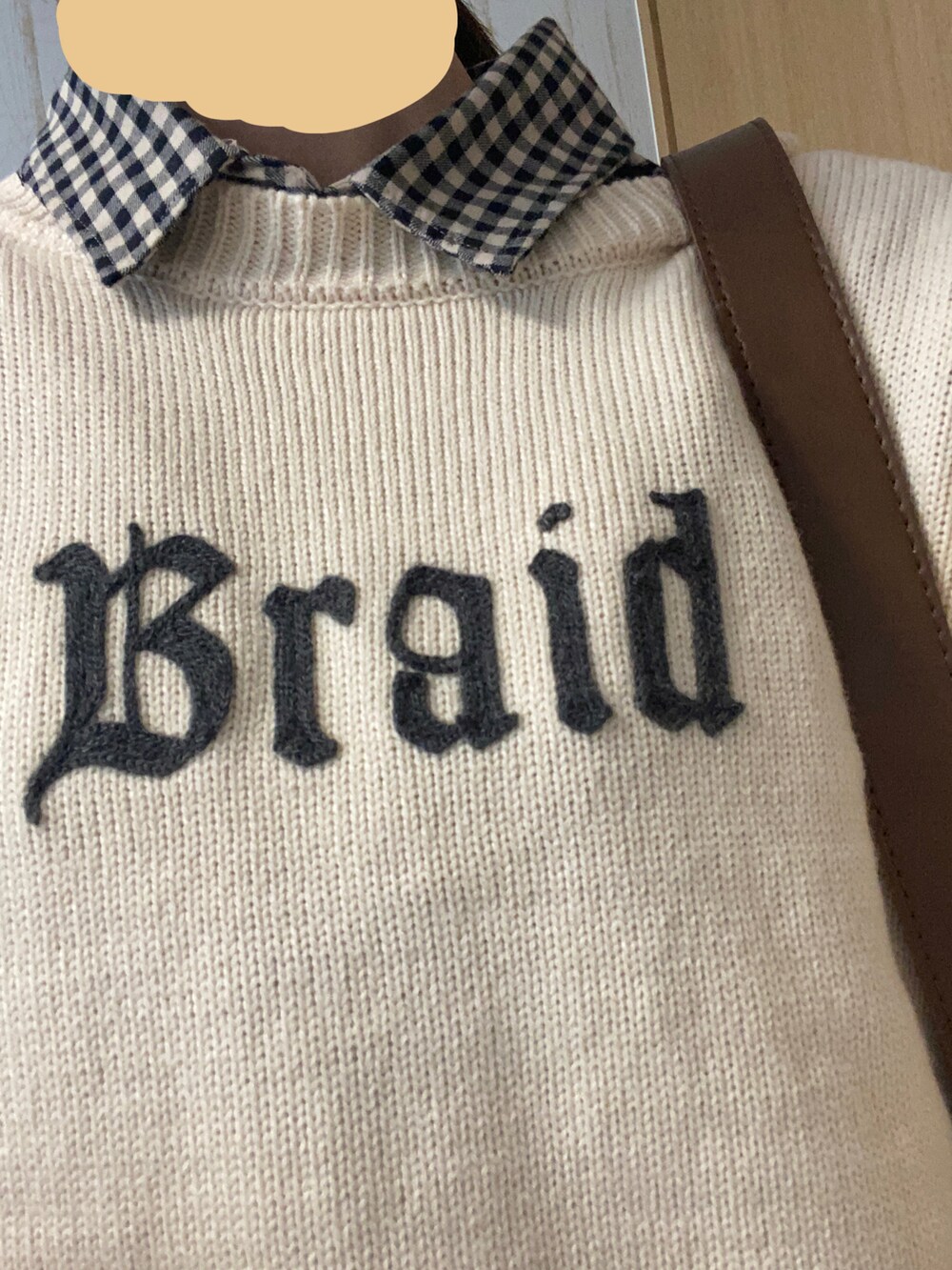 ホワイト系のニット/セーター、その他のシャツ/ブラウス、ブラウン系のショルダーバッグを着用したレディースの冬コーディネートの3枚目の写真