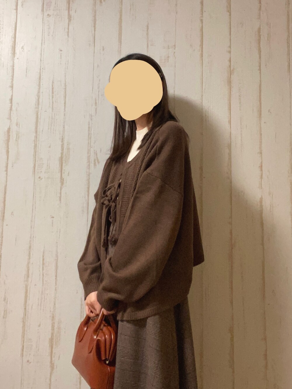 ブラウン系のカーディガン/ボレロ、ブラウン系のジャンパースカート、その他のトップスを着用したレディースの冬コーディネートの4枚目の写真