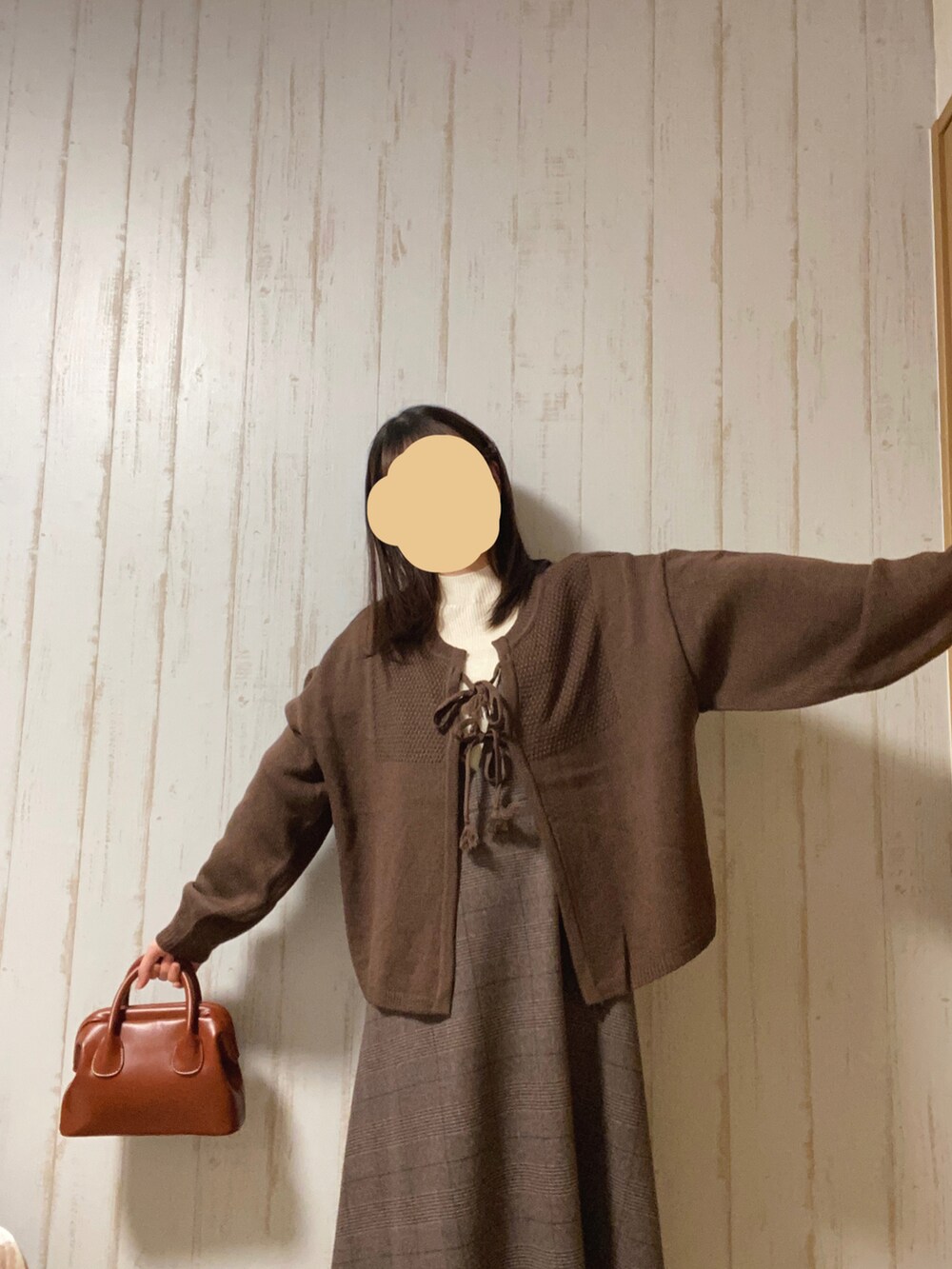 ブラウン系のカーディガン/ボレロ、ブラウン系のジャンパースカート、その他のトップスを着用したレディースの冬コーディネートの2枚目の写真