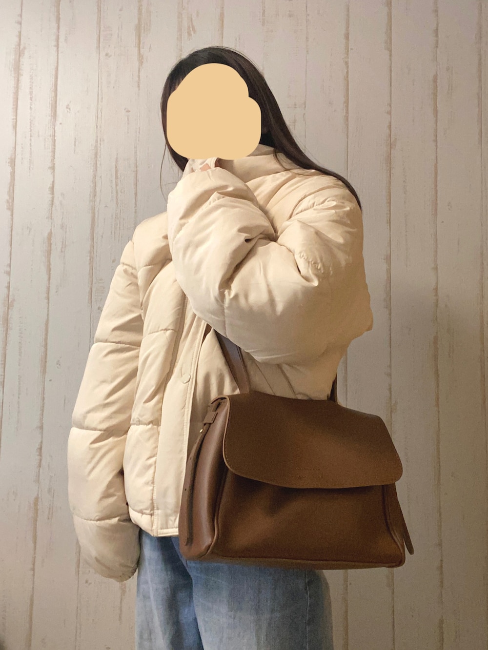 ホワイト系のダウンジャケット/コート、ブラウン系のショルダーバッグ、ホワイト系のストール/ショールを着用したレディースの冬コーディネートの2枚目の写真