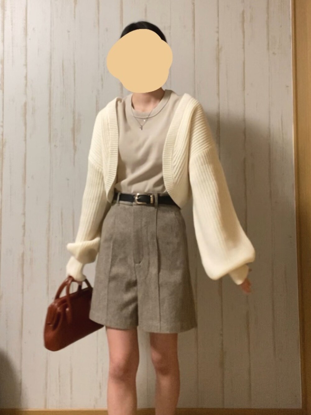 ベージュ系のニット/セーター、ホワイト系のカーディガン/ボレロ、ブラウン系のショルダーバッグを着用したレディースの春コーディネートの2枚目の写真