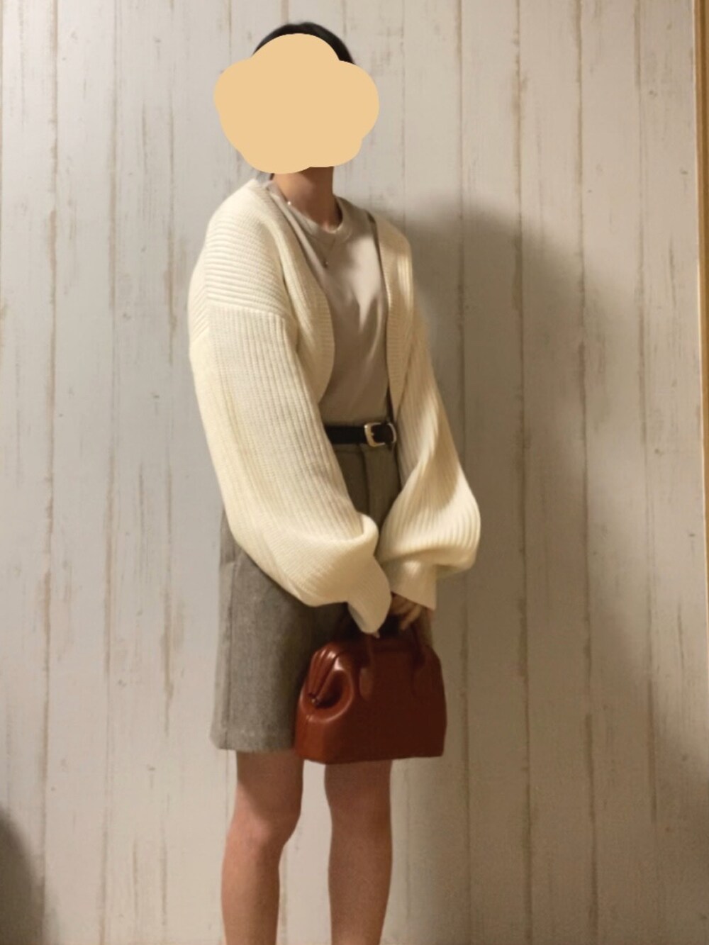 ベージュ系のニット/セーター、ホワイト系のカーディガン/ボレロ、ブラウン系のショルダーバッグを着用したレディースの春コーディネートの4枚目の写真