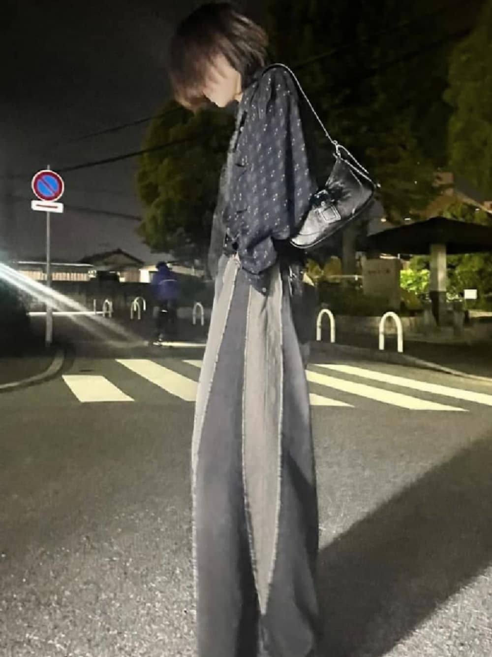 「メンズファッション、高校生、y2k、古着、古着ミックス、柄シャツ、ネクタイ、ペイズリー、デニム、HARE、ブーツ、shein、ウルフカット、ブラックデニム、ブラックコーデ」｜「HAREのMEGAフレアフリンジデニム(HARE)（デニムパンツ、ブラック系）」を使った、syujiさん（メンズ・171cm）の春コーディネートの2枚目の写真