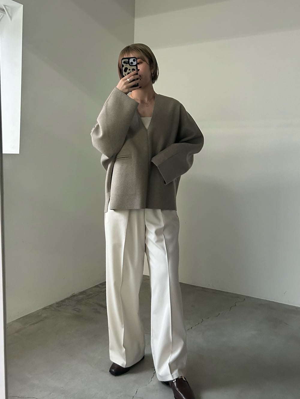 ホワイト系のスラックス、ホワイト系のキャミソール、ベージュ系のTシャツ/カットソーを着用したレディースの秋コーディネートの6枚目の写真