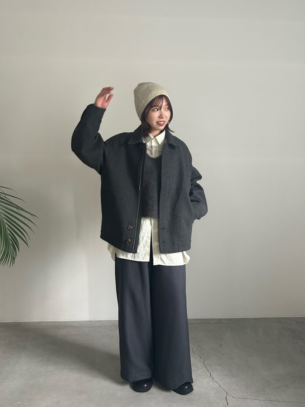グレー系のその他アウター、グレー系のベスト、グレー系のスラックスを着用したレディースの秋コーディネートの5枚目の写真