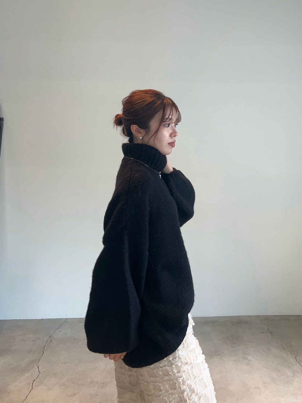 ブラック系のニット/セーター、ホワイト系のその他パンツ、シルバー系のネックレスを着用したレディースの秋コーディネートの4枚目の写真