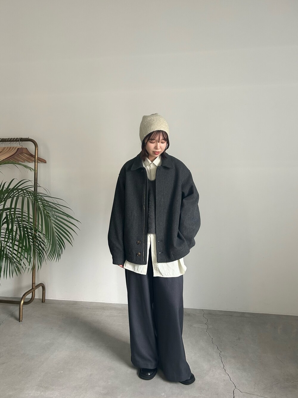 グレー系のその他アウター、グレー系のベスト、グレー系のスラックスを着用したレディースの秋コーディネートの2枚目の写真