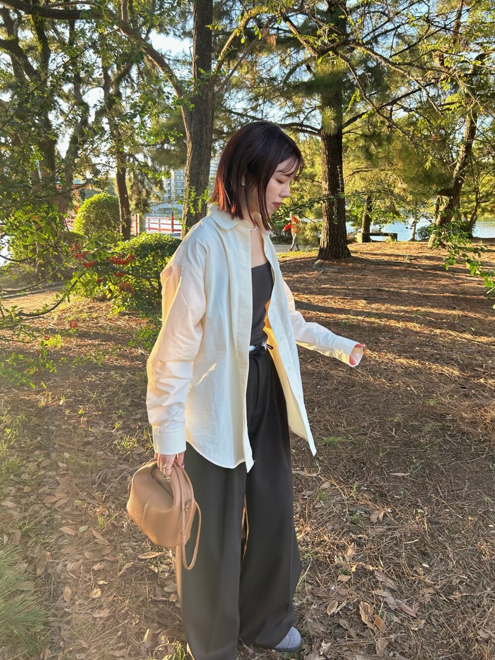 ホワイト系のシャツ/ブラウス、ブラウン系のキャミソールを着用したレディースの秋コーディネートの4枚目の写真