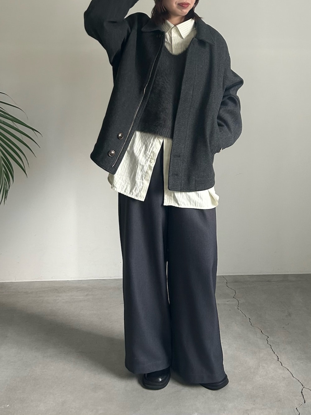 グレー系のその他アウター、グレー系のベスト、グレー系のスラックスを着用したレディースの秋コーディネートの6枚目の写真