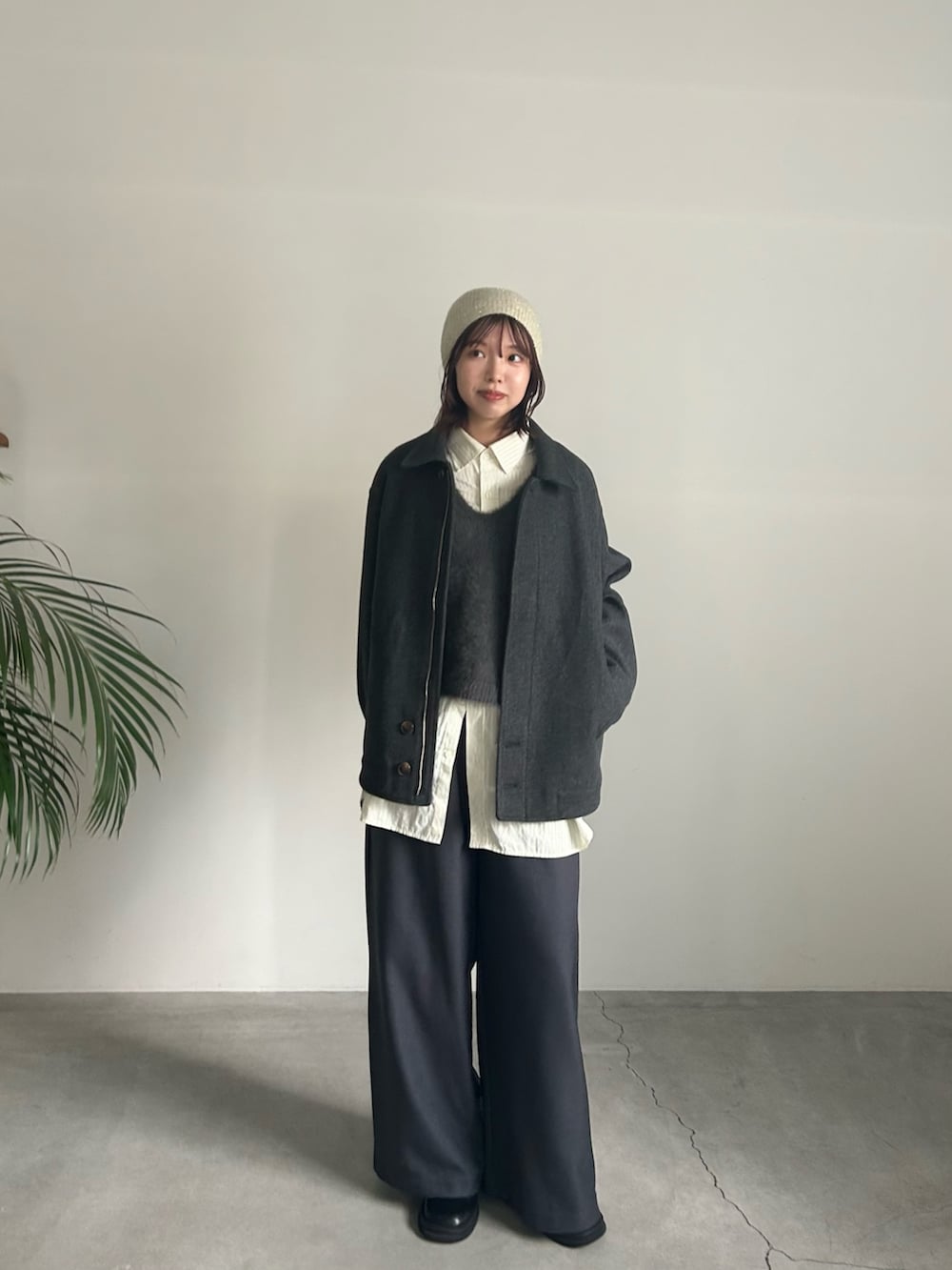 グレー系のその他アウター、グレー系のベスト、グレー系のスラックスを着用したレディースの秋コーディネートの4枚目の写真