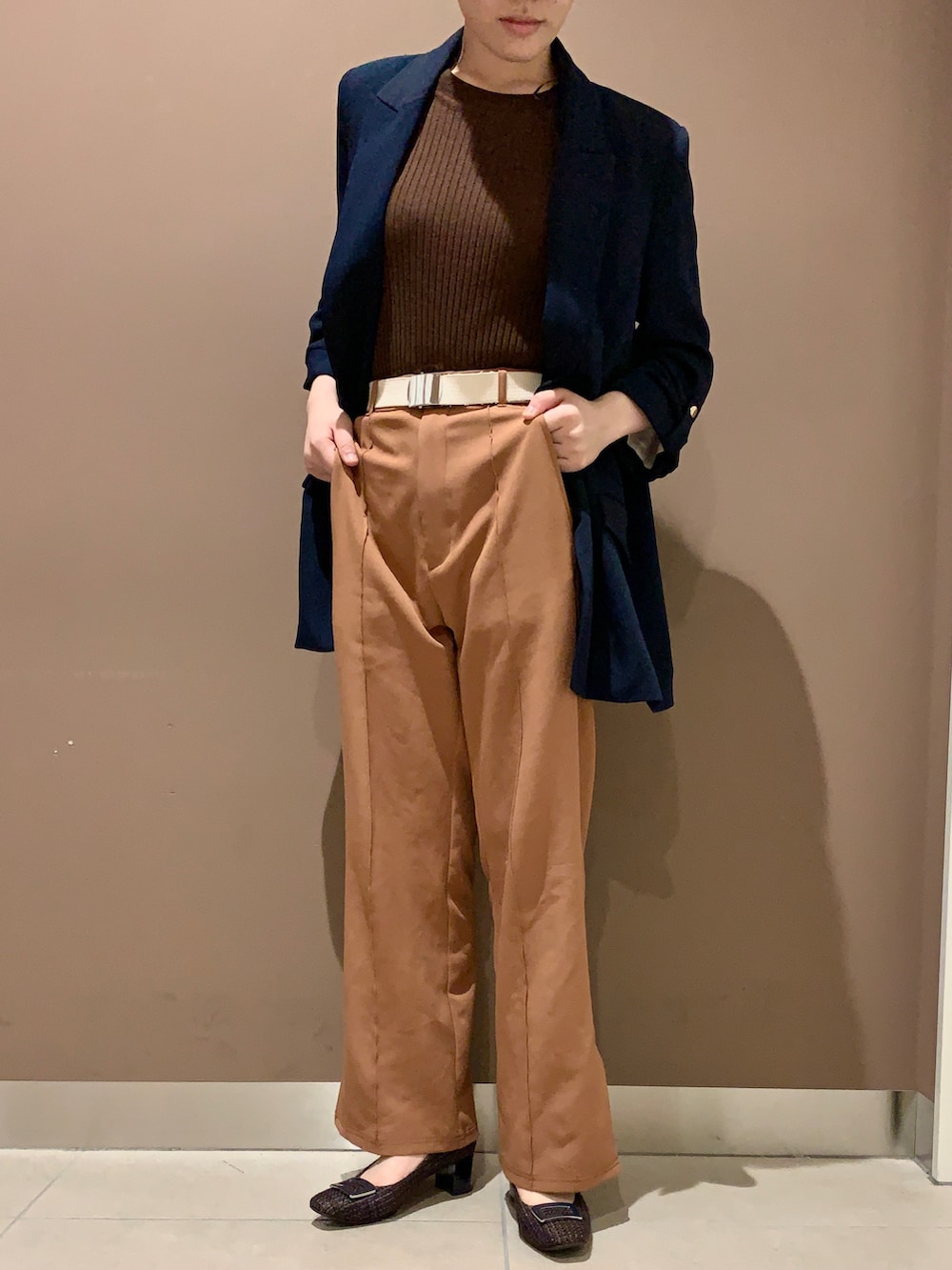 ブルー系のパンプスを着用したレディースの秋コーディネートの2枚目の写真