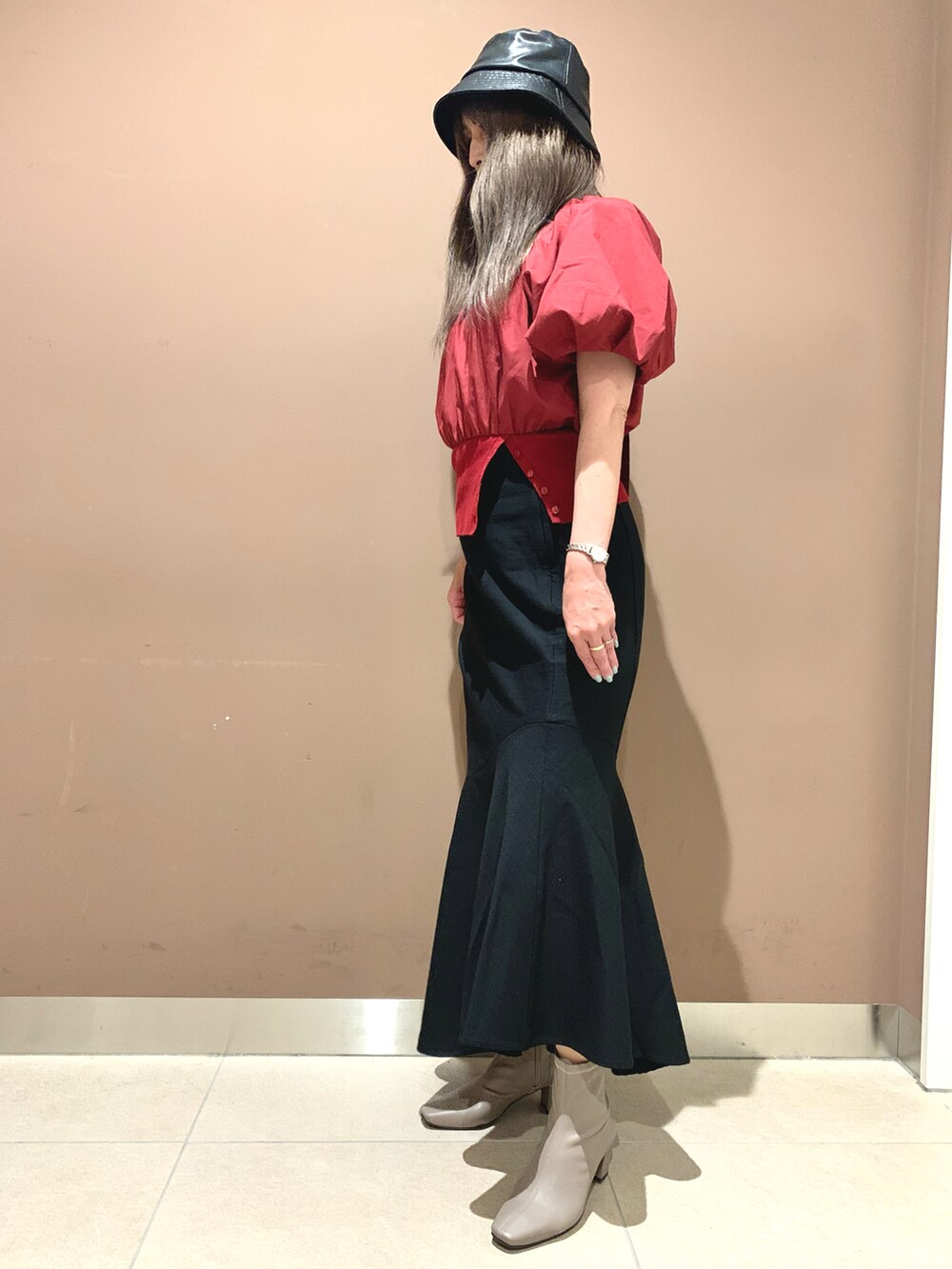 グレー系のブーツを着用したレディースの秋コーディネートの2枚目の写真