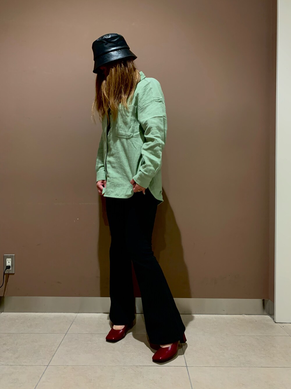 レッド系のパンプスを着用したレディースの夏コーディネートの2枚目の写真