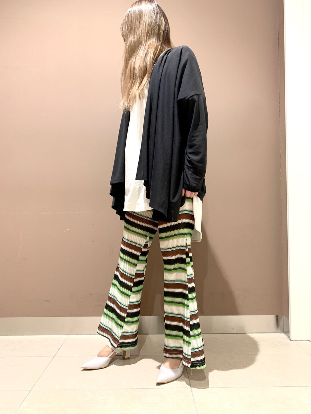 グレー系のパンプスを着用したレディースの春コーディネートの2枚目の写真