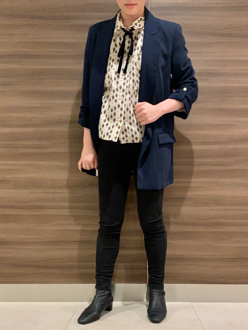 ブラック系のブーツを着用したレディースの秋コーディネートの2枚目の写真