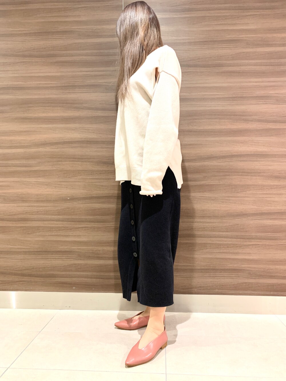 ピンク系のパンプスを着用したレディースの春コーディネートの2枚目の写真