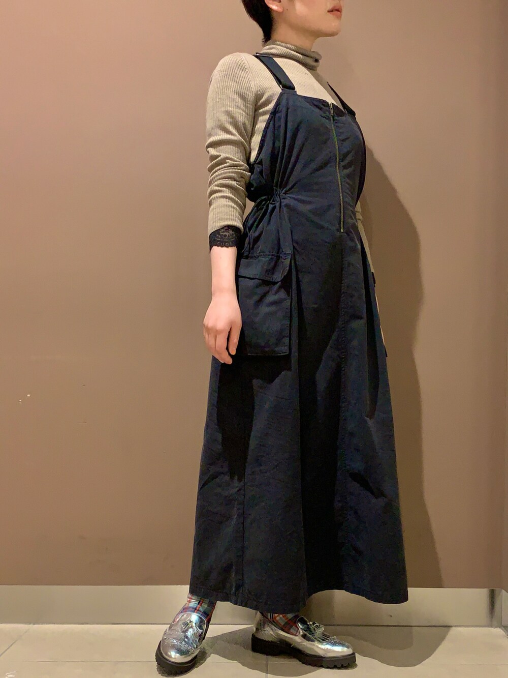 シルバー系のローファーを着用したレディースの冬コーディネートの2枚目の写真