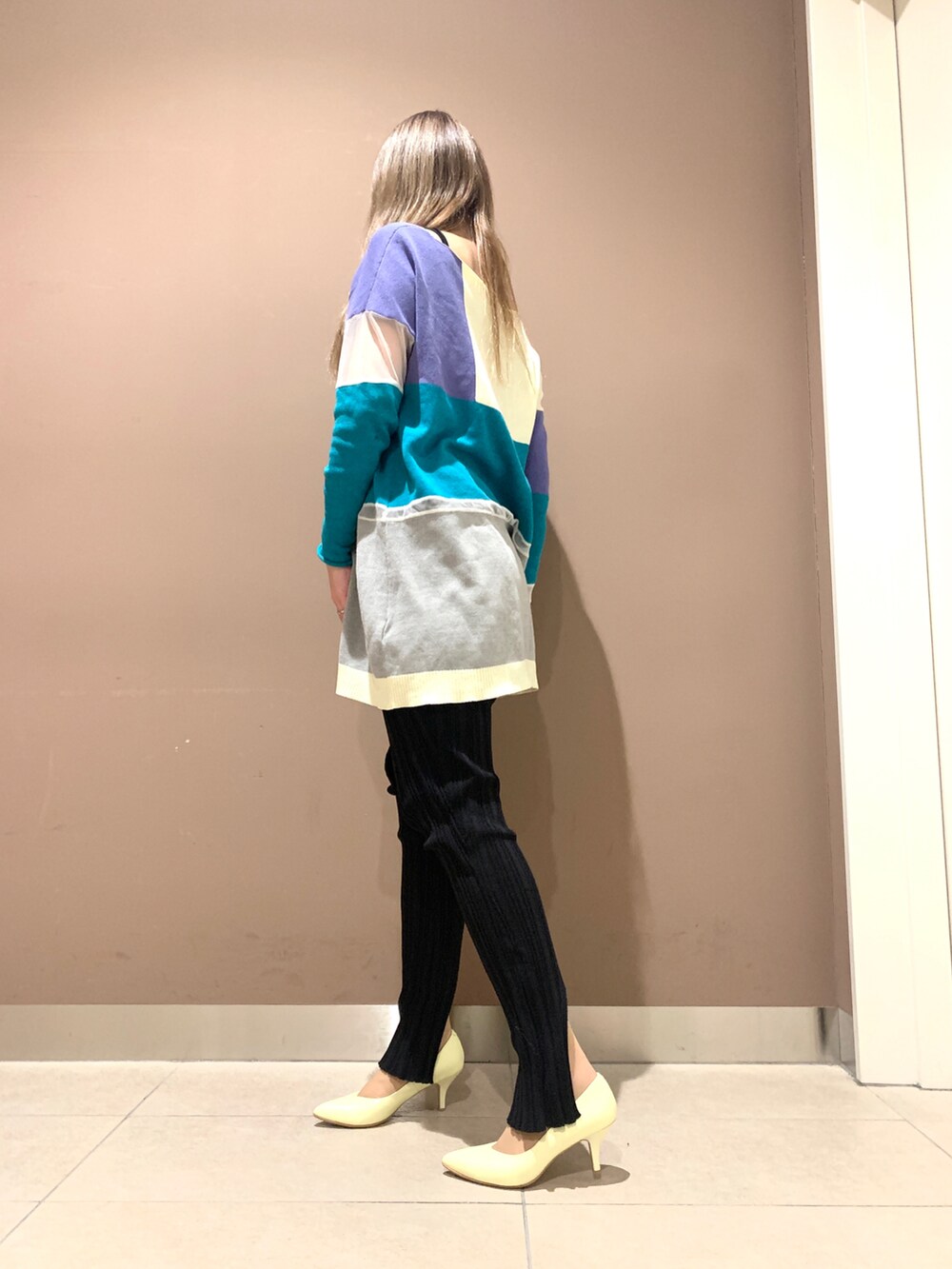 イエロー系のパンプスを着用したレディースの春コーディネートの3枚目の写真