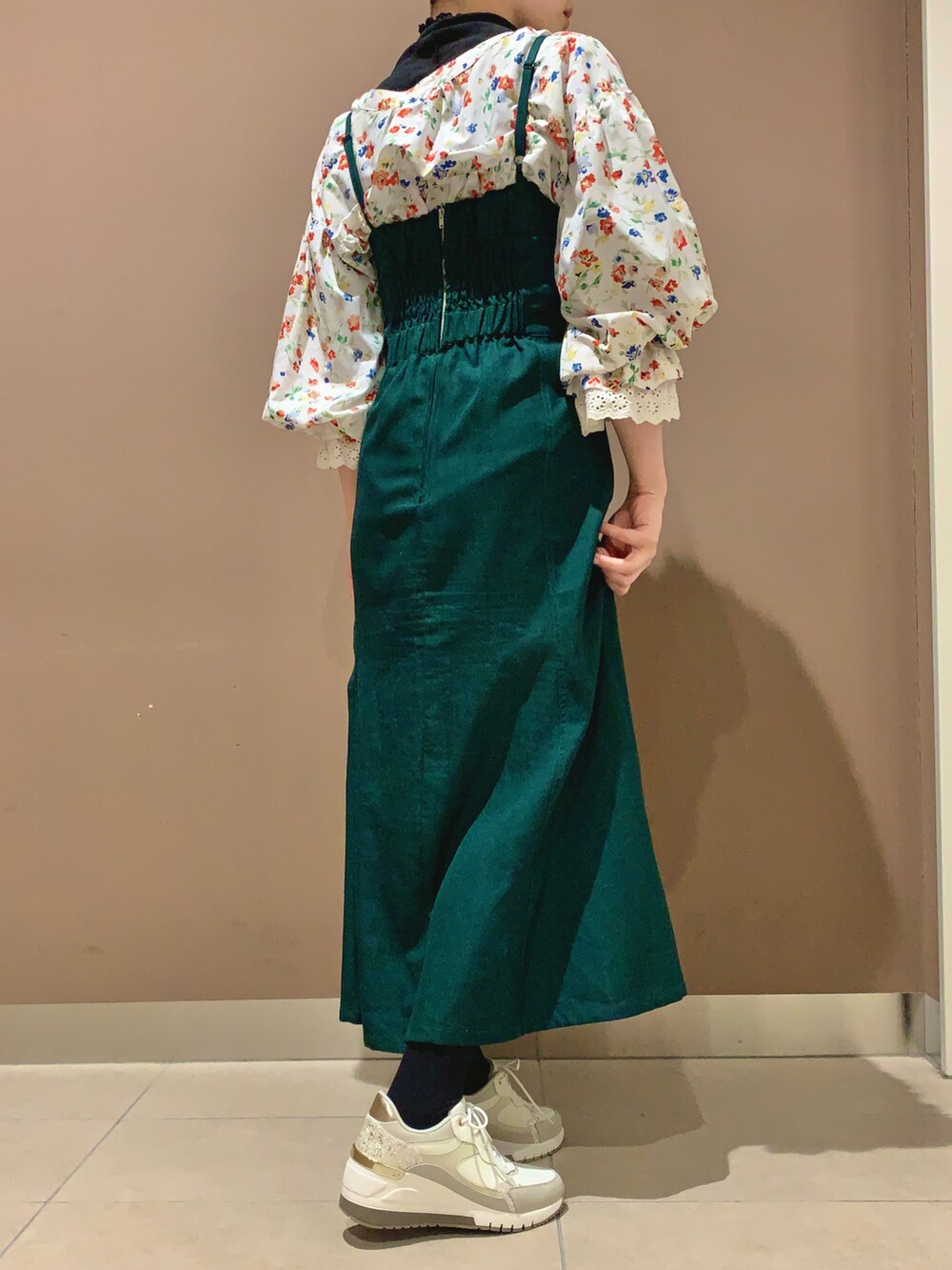 ホワイト系のスニーカーを着用したレディースの春コーディネートの2枚目の写真