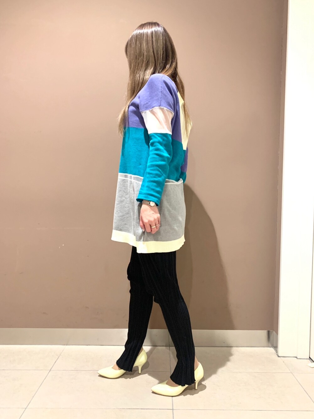 イエロー系のパンプスを着用したレディースの春コーディネートの2枚目の写真