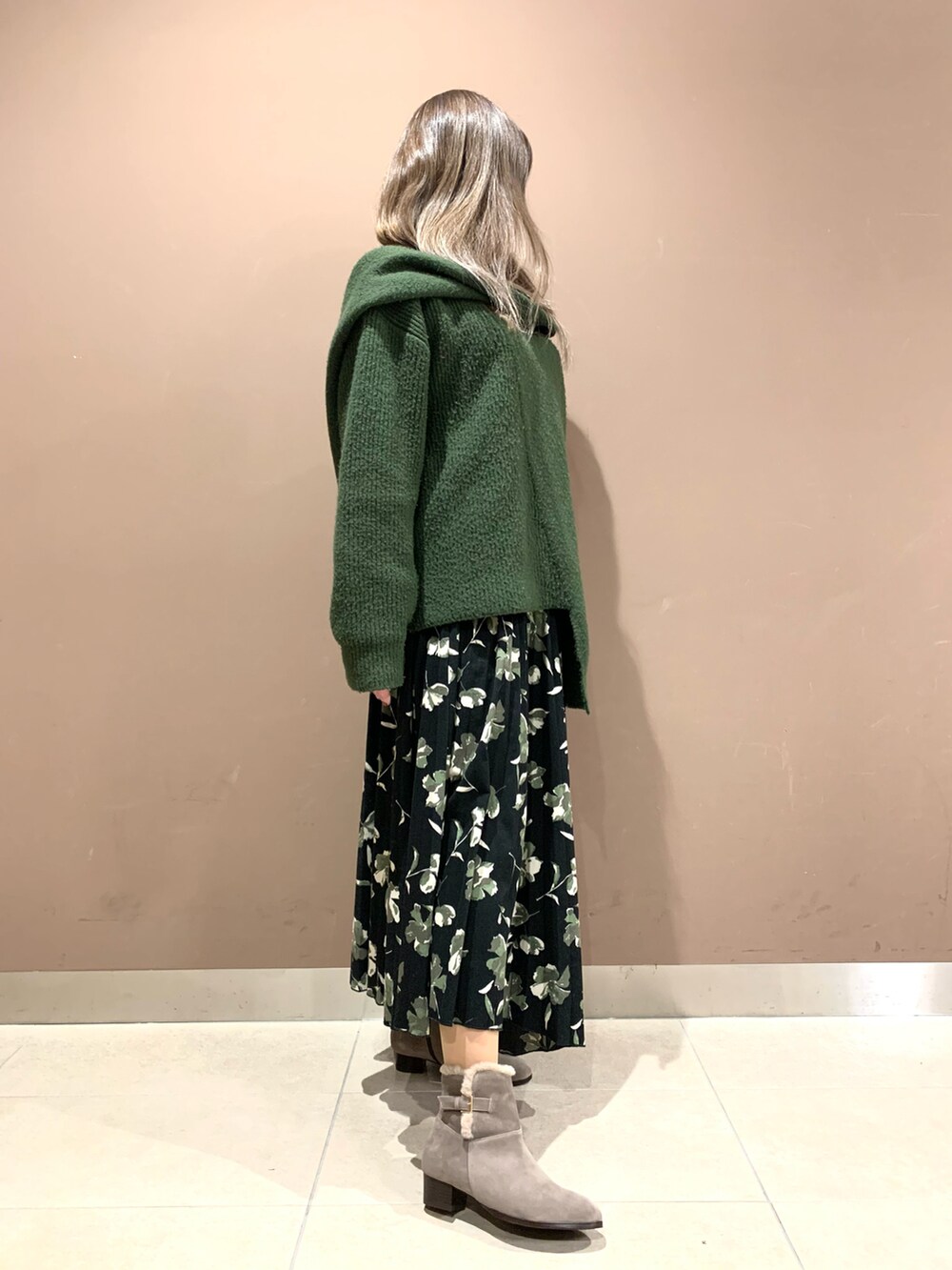 ベージュ系のブーツを着用したレディースの冬コーディネートの2枚目の写真