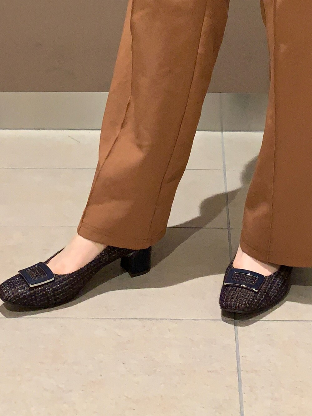 ブルー系のパンプスを着用したレディースの秋コーディネートの3枚目の写真