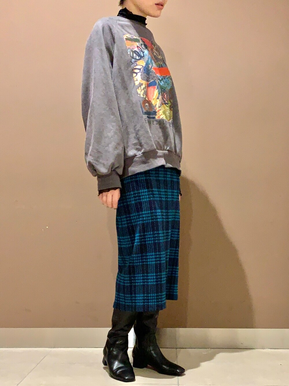 ブラック系のブーツを着用したレディースの秋コーディネートの2枚目の写真